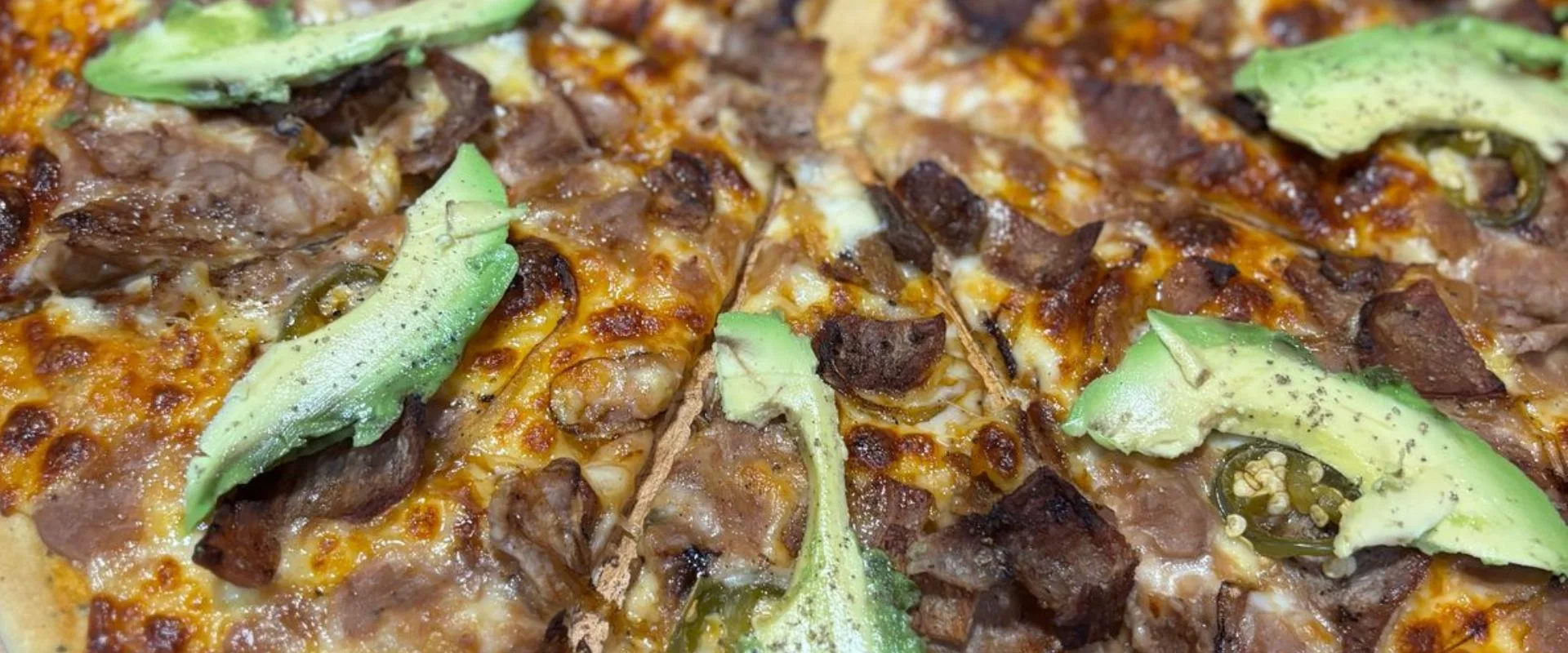 Pizza con aguacate el sabor que no sabías que necesitabas